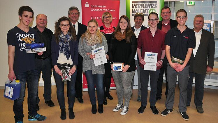 Die Gewinner der Aktion "Könner durch Er-fahrung 2012" (vorne von links) Moritz Spiegel, Carina Kram, Sophia Obermeyer, Jacqueline Burger, Johannes Kaufmann und Oliver Helfrich (hinten von links) Bruno Warmuth und Tilman Fischer von der Kreisverkehrswacht, Silke Brochloß-Gerner (Sparkasse), Projektleiter Manfred Stühler, Kurt Förg (Polizei) und Berthold Schineller (Kreisverkehrswacht)   Foto: Ulrike Langer