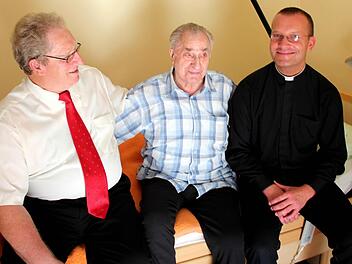 Günter Schulz und Gregor Jankowiak gratulieren August Schriefer zu seinem 90. Geburtstag.  Foto: Johanna Blum