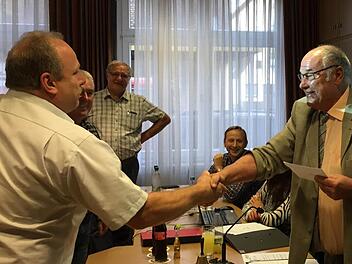 Nachträgliche Glückwünsche zum 70. Geburtstag von Bürgermeister Dieter Adam (rechts): Es gratulieren (von links) Jürgen Karg von der SPD, Erich Schiffelholz von der ABL und Siegfried Escher von der CSU. Zuvor hatte Günther Stenglein von den Freien Wählern ein Geschenk überreicht. Foto: Jürgen Gärtner