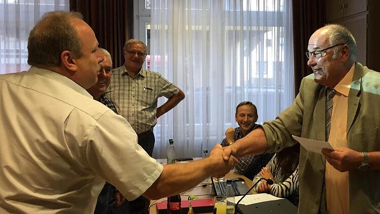 Nachträgliche Glückwünsche zum 70. Geburtstag von Bürgermeister Dieter Adam (rechts): Es gratulieren (von links) Jürgen Karg von der SPD, Erich Schiffelholz von der ABL und Siegfried Escher von der CSU. Zuvor hatte Günther Stenglein von den Freien Wählern ein Geschenk überreicht. Foto: Jürgen Gärtner