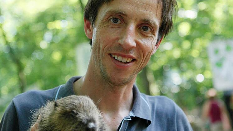 2.Bibermanager Horst Schwemmer hält ein Biber auf dem Arm. Foto: Bund Naturschutz. Foto: Nikolas Pelke