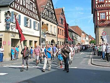 Die Wallfahrer beim Auszug Foto: Ludwig Alin