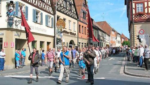 Die Wallfahrer beim Auszug Foto: Ludwig Alin