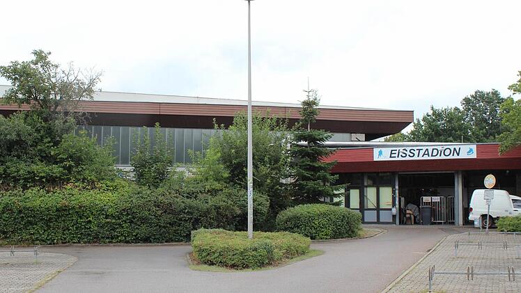 Auch der Eingangs- und Kioskbereich des Stadions am Kieferndorfer Weg soll neu gestaltet werden. Zunächst sind aber die Sanitäranlagen dran. Foto: Waltraud Enkert