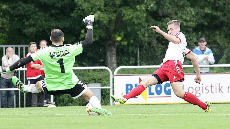 Philipp Hörnes lässt Jahn-Torhüter Alexander Schulz keine Chance und erzielt das 1:0 für die Memmelsdorfer. Fotos: sportpress