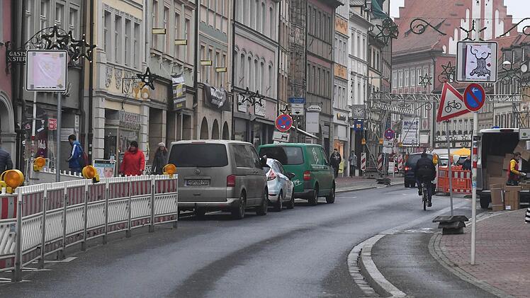 Heute (8.12.16) werden die auf dem Foto noch verhüllten Schilder mit "Tempo 20" enthüllt.  Foto: Ronald Rinklef
