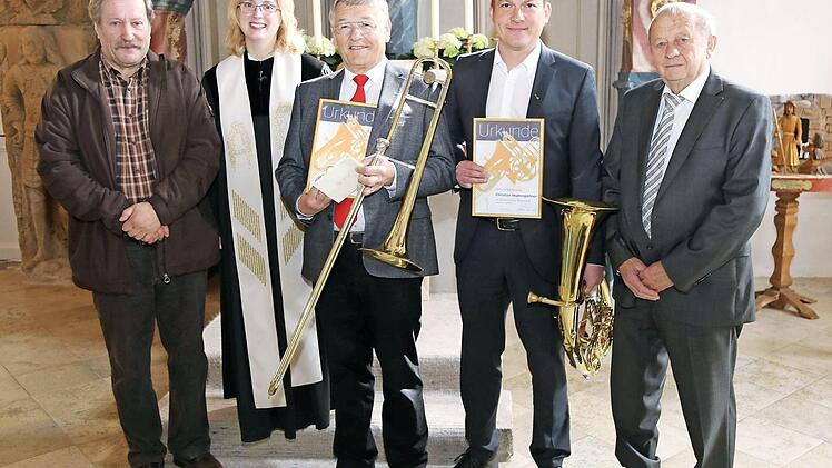 Bei der Ehrung der Bläser (von links): Dirigent Heinz Dietsch, Pfarrerin Carina Knoke, Peter Schmitt, Christian Hopfengärtner und Obmann Fritz Porisch  Foto: Franz Galster