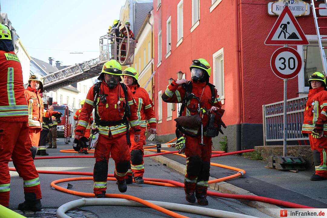 Sieben Verletzte bei Wohnhausbrand im Kreis Hof– 34-Jährige schwebt in Lebensgefahr