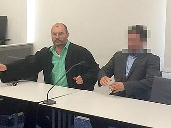 Der 45 Jahre alte, derzeit noch vom Dienst suspendierte Polizeibeamte (rechts) mit seinem Verteidiger, Rechtsanwalt Dieter Widmann  Foto: Gertrud Glössner-Möschk