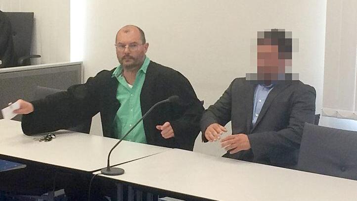 Der 45 Jahre alte, derzeit noch vom Dienst suspendierte Polizeibeamte (rechts) mit seinem Verteidiger, Rechtsanwalt Dieter Widmann  Foto: Gertrud Glössner-Möschk