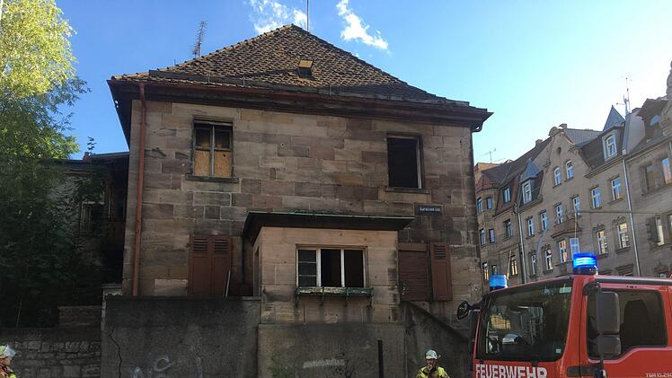 Am Freitagabend wurde die Feuerwehr in Fürth zu einem Feuer in der Schwabacher Straße gerufen: In der "Pechhüttn" ist ein Brand ausgebrochen. Foto: NEWS5 / Schmelzer