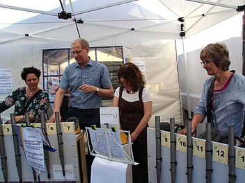 Das Zusammenspiel war gar nicht so einfach. Doch Bürgermeister German Hacker (2.v.l.) und Martina Stamm-Fibich schafften es ein Lied zu intonieren. Die Zuhörer waren begeistert.  Foto: Richard Sänger