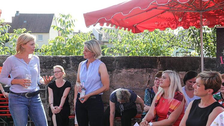 Agrarministerin Julia Klöckner (CDU) und Staatsministerin Melanie Huml (CSU) in der Bamberger Gärtnerei Dechant bei "Lounge in the City". Foto: Barbara Herbst