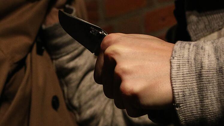 24 Messerstiche als Strafe für das Posten harmloser Fotos: Wegen der heimtückischen Ermordung seiner Ehefrau in Oberursel hat das Frankfurter Landgericht am Mittwoch einen Mann zu einer lebenslangen Freiheitsstrafe verurteilt. Symbolfoto: Christopher Schulz
