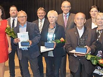 Ehrung der "stillen Stars" (v. l.: Bezirksvorsitzende Monika Engelhardt, Mario Schmid (BLSV-Kreisvorsitzender), Hans Meißner (TSF Theisenort), Gerhard Wunder (Landratsstellvertreter), Annemarie Nickol (FC Wacker Haig), Karl H. Fick (BLSV-Ehrenkreisvorsitzender), Karlheinz Funk (TSV Weißenbrunn), Angela Hofmann (2. Bürgermeisterin Kronach) und Kloty Schmöller (BLSV-Präsidiumsmitglied)  Foto: K.-H. Hofmann