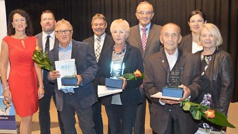 Ehrung der "stillen Stars" (v. l.: Bezirksvorsitzende Monika Engelhardt, Mario Schmid (BLSV-Kreisvorsitzender), Hans Meißner (TSF Theisenort), Gerhard Wunder (Landratsstellvertreter), Annemarie Nickol (FC Wacker Haig), Karl H. Fick (BLSV-Ehrenkreisvorsitzender), Karlheinz Funk (TSV Weißenbrunn), Angela Hofmann (2. Bürgermeisterin Kronach) und Kloty Schmöller (BLSV-Präsidiumsmitglied)  Foto: K.-H. Hofmann