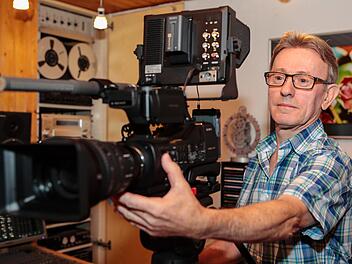Peter Trebes hat sich  in seinem professionell eingerichteten Studio auf die Digitalisierung von Super 8-Filmen spezialisiert. Foto: Matthias Hoch