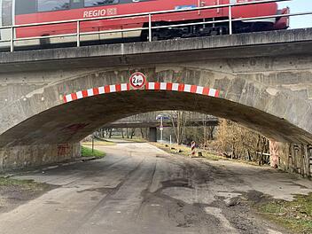 Zwischen der Eisenbahn- und der B4-Brücke geht's links nach Creidlitz.