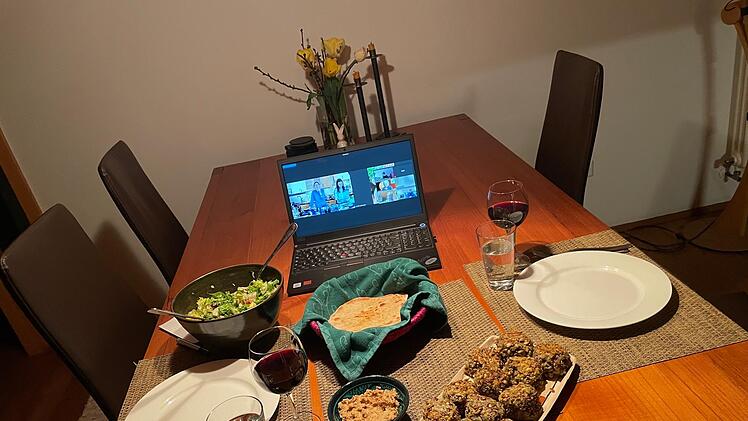 Geschafft: Nach dem Online-Kochkurs steht das Essen fertig auf dem Tisch. Foto: Angelika Silberbach