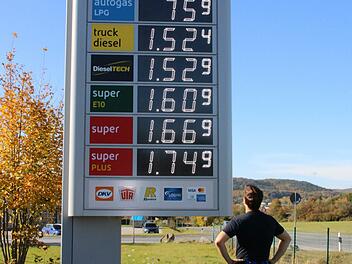 Die Preise an den Anzeigetafeln der Tankstellen klettern  fast täglich weiter in die Höhe.
