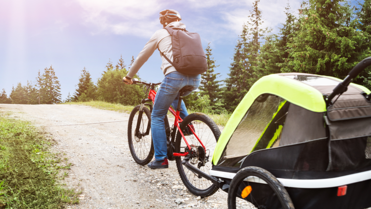 E-Mountainbikes sind Fahrräder mit einem Elektromotor, der den Fahrer beim Treten unterstützt. Sie ermöglichen es, steile Anstiege und unwegsames Gelände leichter zu bewältigen, wodurch das Mountainbiken weniger anstrengend und zugänglicher wird.