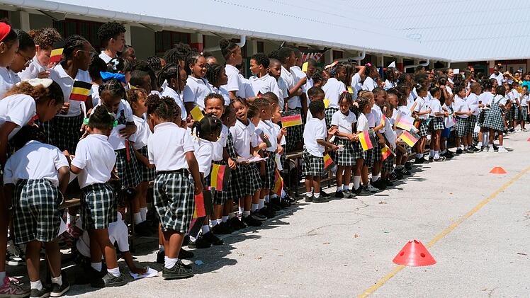 Trip nach Cura&ccedil;ao: Fu&szlig;ballbegeisterte Schulkinder feuern ihre Mitsch&uuml;ler bei einem Fu&szlig;ballspiel auf Cura&ccedil;ao an.