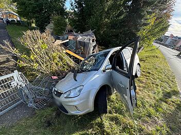 Heftiger Unfall in Hof: Auto &uuml;berschl&auml;gt sich und kracht in Gartenzaun