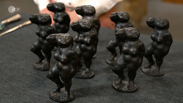 Auf den ersten Blick glichen sich die Figuren, bei genauerem Hinsehen gab es jedoch Unterschiede. "Vom Gewicht her sind sie unterschiedlich. Manche sind signiert, manche nicht", erkl&auml;rte die Verk&auml;uferin.