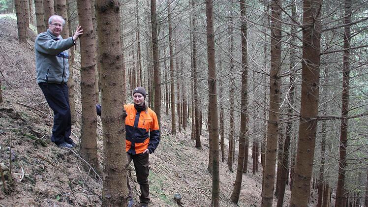 Forstdirektor Michael Schneider und Forstingenieurin Nancy Koller in einem extremen Steilhang bei Neukenroth. Dort soll mit staatlicher Höchstförderung ein einen Kilometer langer Rückeweg gebaut werden.  Foto: Friedwald Schedel
