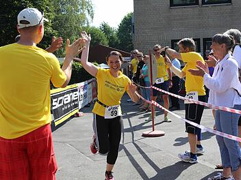 BR-Reporterin Dagmar Besand startet auf der Laufstrecke zur dritten und letzten Disziplin des Kulmbacher Jedermann-Triathlons. Trainer, Freunde und Schaulustige sorgen für einen Extra-Motivationskick. Fotos: Barbara Herbst
