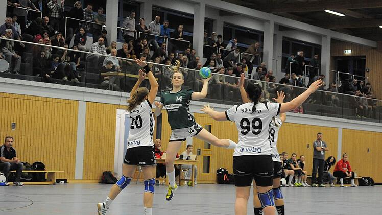 Szene aus dem Spiel der SG Garitz/Nüdlingen (grüne Trikots) gegen den 1. FC Nürnberg). Foto: Hopf