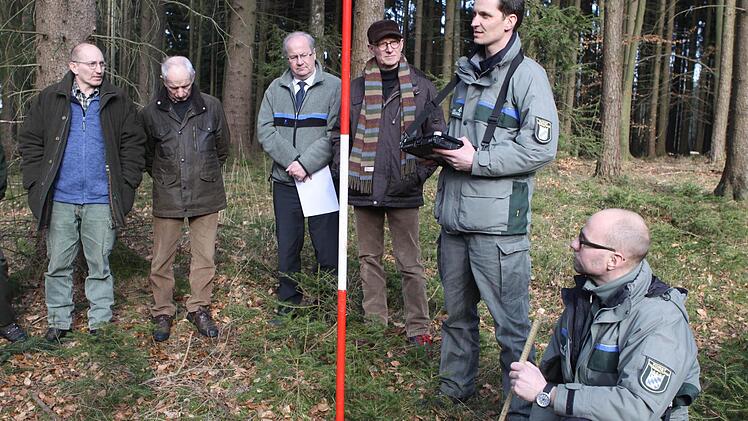 Die Förster Christof Maar (mit Aufnahmegerät) und Armin Hanke (kniend) zeigten wie man bei der Erfassung vorgeht. Foto: Wunder