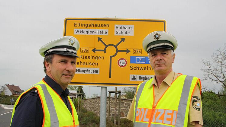 Gräf und Manger an einem Vorwegweiser. Foto: Ralf Ruppert