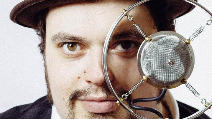 Matthias Kellner: Der gebürtige Niederbayer spielte bereits im Vorprogramm von Claudia Koreck und Katie Melua, ist ein begnadeter Musiker und spannender Erzähler. Termin: Samstag, 25. Februar, 20 Uhr, "Bräustübla" Kaltenbrunn.