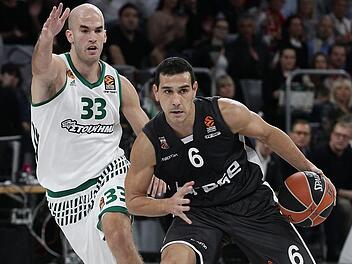 Interessant verspricht erneut das Duell zwischen dem Griechen im Brose-Dress, Nikos Zisis (mit Ball), und seinem NBA-erfahrenen Landsmann Nick Calathes zu werden. Foto: sportpress