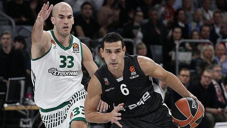 Interessant verspricht erneut das Duell zwischen dem Griechen im Brose-Dress, Nikos Zisis (mit Ball), und seinem NBA-erfahrenen Landsmann Nick Calathes zu werden. Foto: sportpress