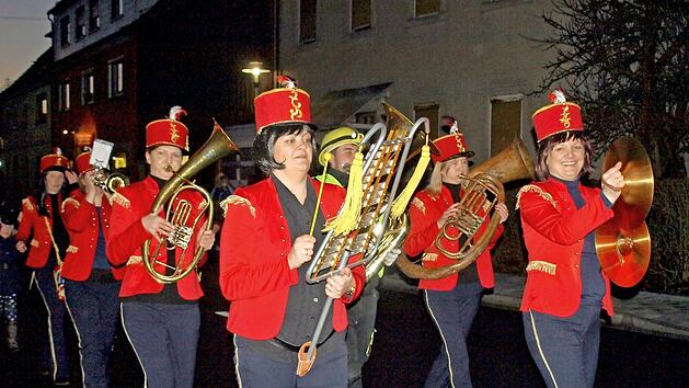 Eine Steinwiesener Besonderheit ist der Zapfenstreich der Friedbirds und Quergstraftn. Foto: Susanne Deuerling