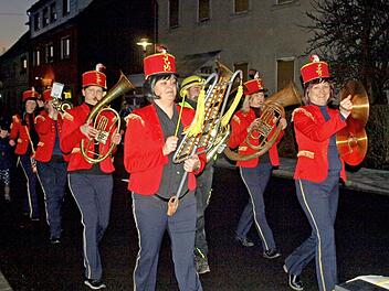 Eine Steinwiesener Besonderheit ist der Zapfenstreich der Friedbirds und Quergstraftn. Foto: Susanne Deuerling