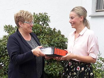 Maria Heindorf (rechts) wurde bei der Tafel Bad Brückenau zur neuen Kassiererin gewählt. Sie übernahm in der Mitgliederversammlung die Amtsgeschäfte von Monika Wiesner (links). Foto: Rolf Pralle