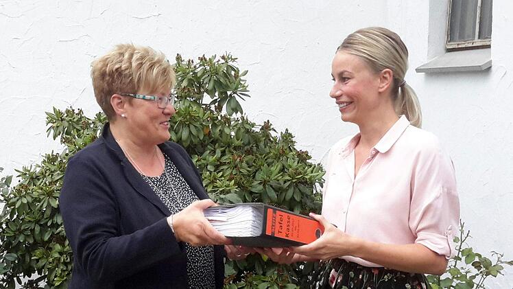 Maria Heindorf (rechts) wurde bei der Tafel Bad Brückenau zur neuen Kassiererin gewählt. Sie übernahm in der Mitgliederversammlung die Amtsgeschäfte von Monika Wiesner (links). Foto: Rolf Pralle