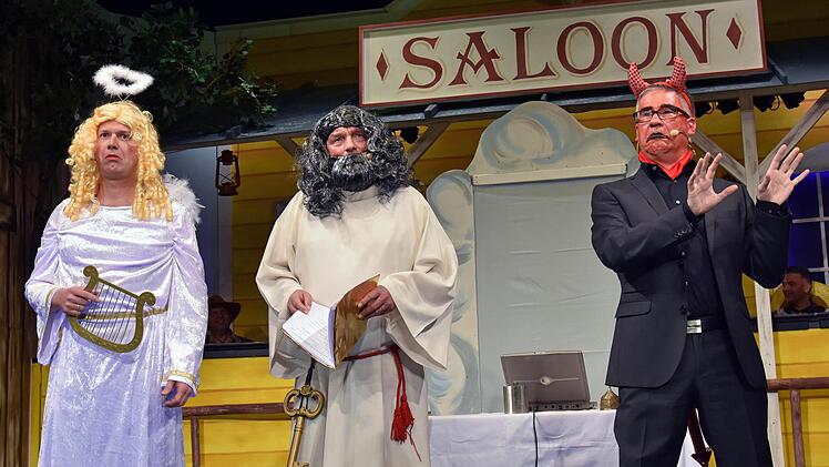 Ein Engel (Markus Fastenmeier), der Petrus (Manfred Griebel) und der Teufel (Pfarrer Stephan Eschenbacher, von links).