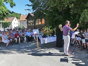 Der Gottesdienst unter freiem Himmel in Birkenreuth Foto: Paul Pöhlmann