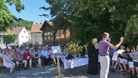 Der Gottesdienst unter freiem Himmel in Birkenreuth Foto: Paul Pöhlmann