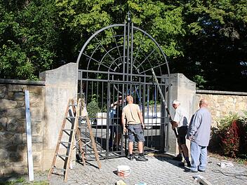 Rechtzeitig zum Tag des Friedhofs ist s Haupttor zum Münnerstädter Gottesacker hergerichtet worden. Am Sonntag wird es um 10 und um 16 Uhr Führungen durch den Friedhof geben. Thomas Malz