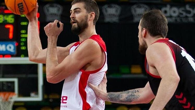 David Kravish (links) glänzte nicht nur als Scorer, sondern hatte auch drei Assists zu Buche stehen. Foto: championsleague.basketball