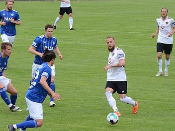 Der erfahrene Daniel Adlung (am Ball) trug wesentlich zum Erfolg der Schweinfurter in Aschaffenburg bei. Foto: J&uuml;rgen Schmitt