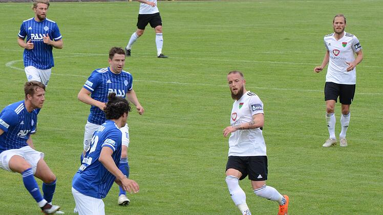 Der erfahrene Daniel Adlung (am Ball) trug wesentlich zum Erfolg der Schweinfurter in Aschaffenburg bei. Foto: J&uuml;rgen Schmitt