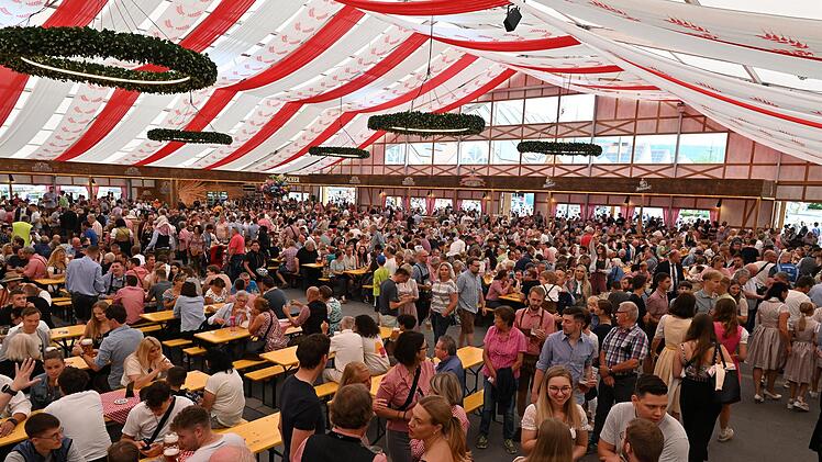 Das Bierfest 2022 hat begonnen. Foto: Ronald Rinklef