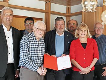 Bürgermeister Timo Ehrhardt, Vorstand Mario Ziener, Werner Opel, MDB Jörg Nürnberger, Kreisvorsitzender Ralf Pohl, Landtagskandidatin Sabine Gross und stellvertretender Vorstand Klaus Güntsch (von links)