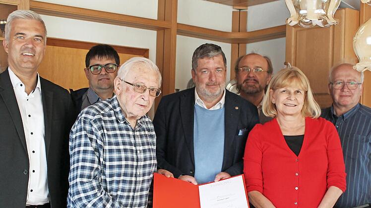 Bürgermeister Timo Ehrhardt, Vorstand Mario Ziener, Werner Opel, MDB Jörg Nürnberger, Kreisvorsitzender Ralf Pohl, Landtagskandidatin Sabine Gross und stellvertretender Vorstand Klaus Güntsch (von links)